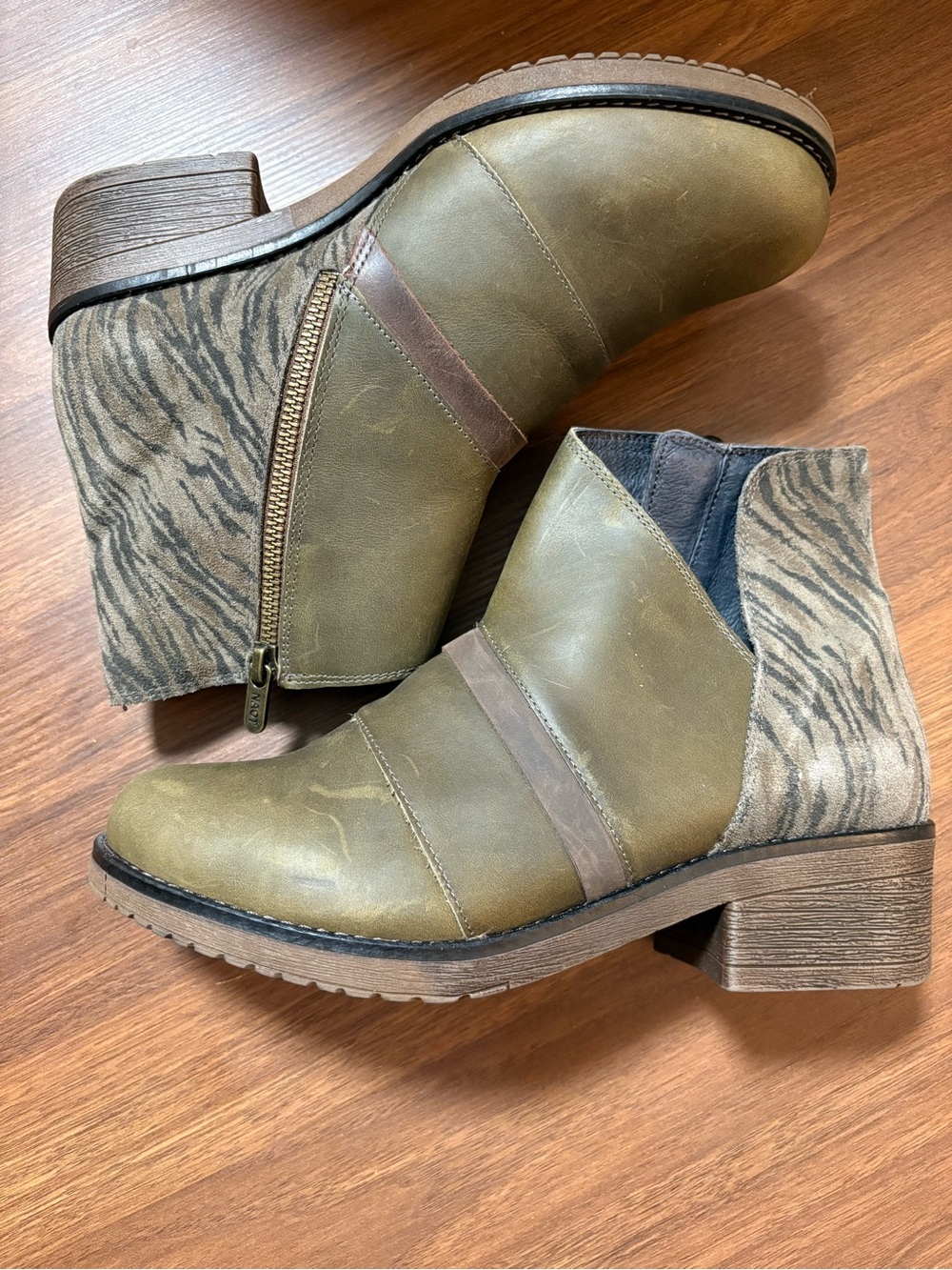 Naot Emerald Ankle Boots Vintage Pine Leather Safari Olive Suede Tiger 38